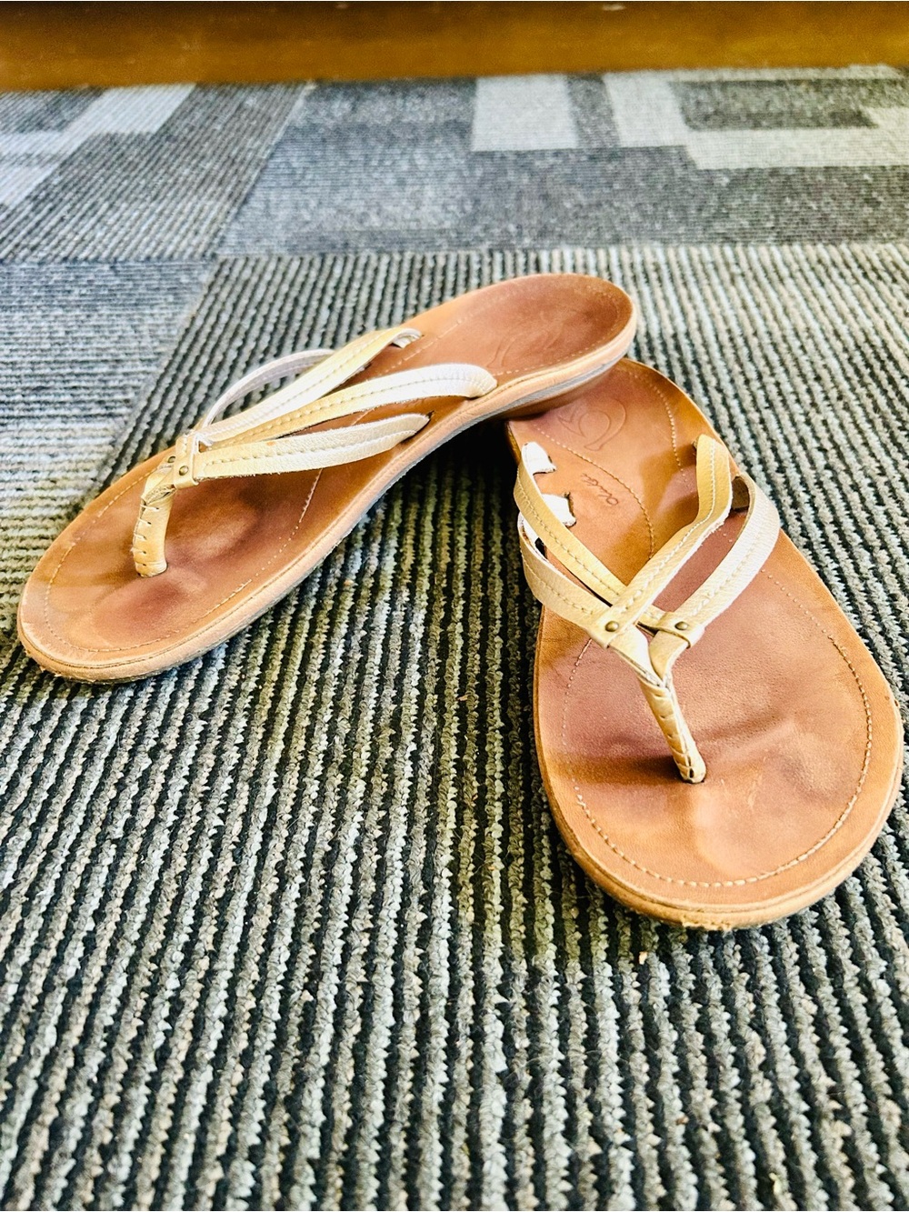 OluKai Women's Gold Leather U'I Thong Metal Rivets Flat Sandals, size 7